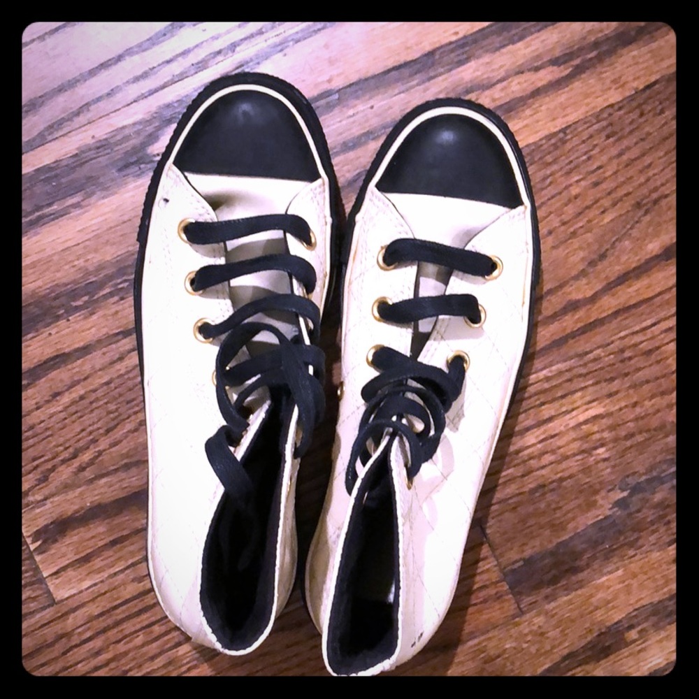 Converse leather sneakers 🌟